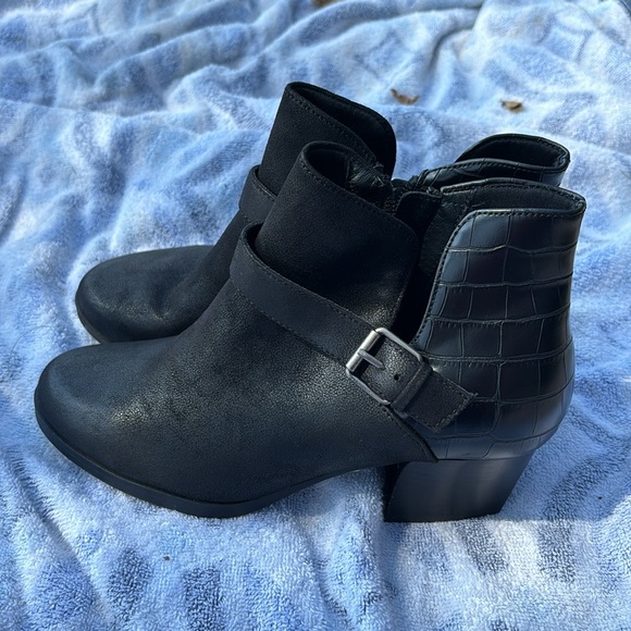NWT Baretraps Lexi’s Black Croc Heels Strap Buckle Ankle Boots 8M Cut Out Sides - Picture 2 of 16